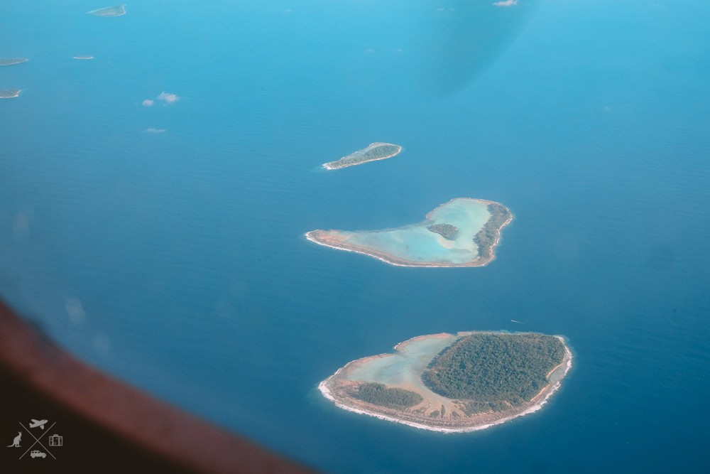 Widok na wyspy podczas lotu z Honiary do Mundy